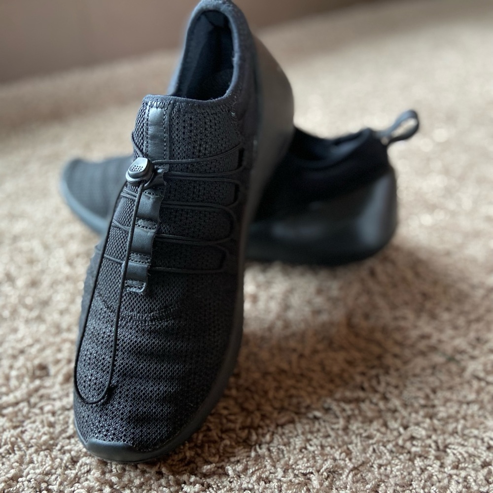 NWOT NIKE Black 11.5 men’s tennis shoe